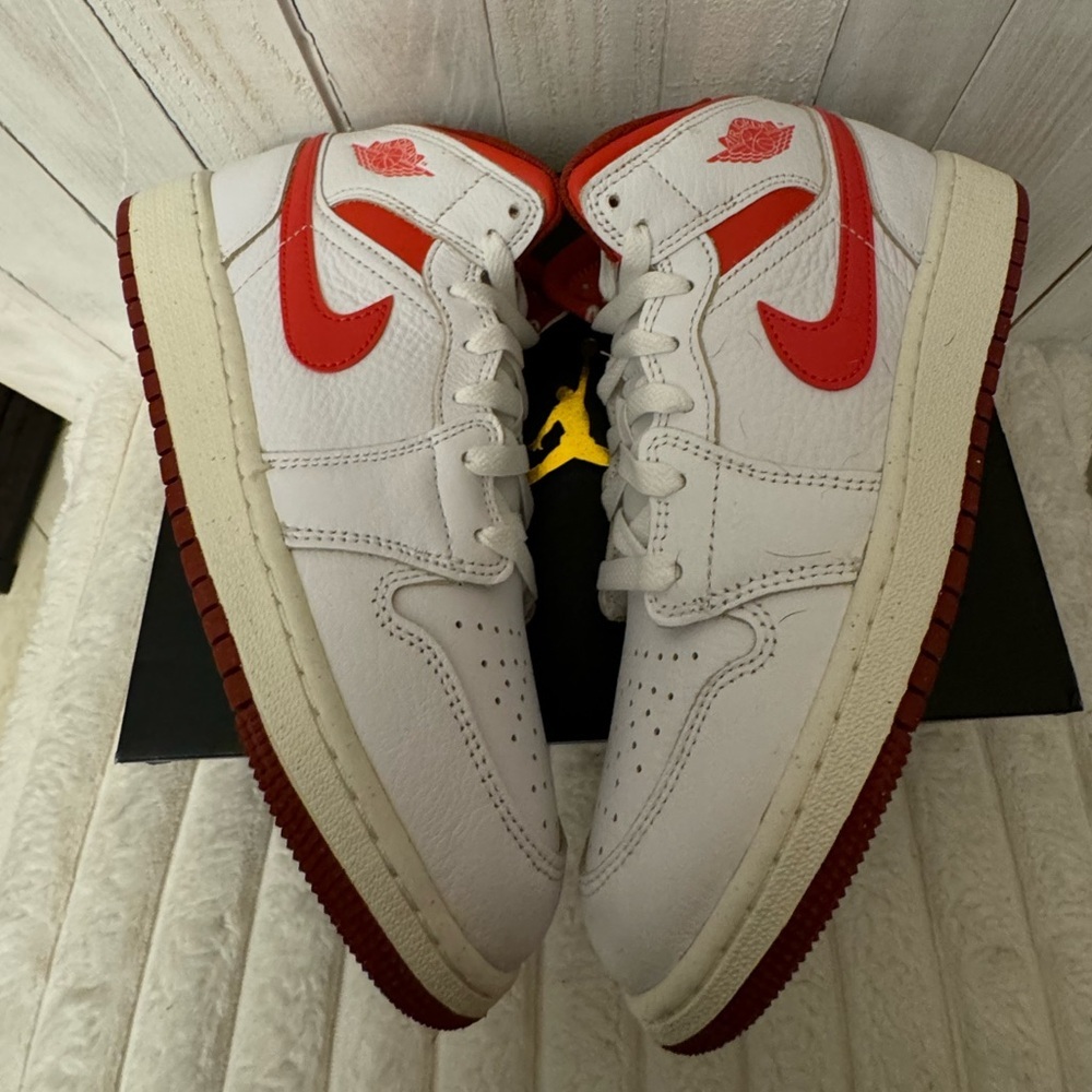 Air Jordan 1 Mid SE - Lobsters - Basketball Shoes Size - 5.5Y / 7W - Picture 4 of 11